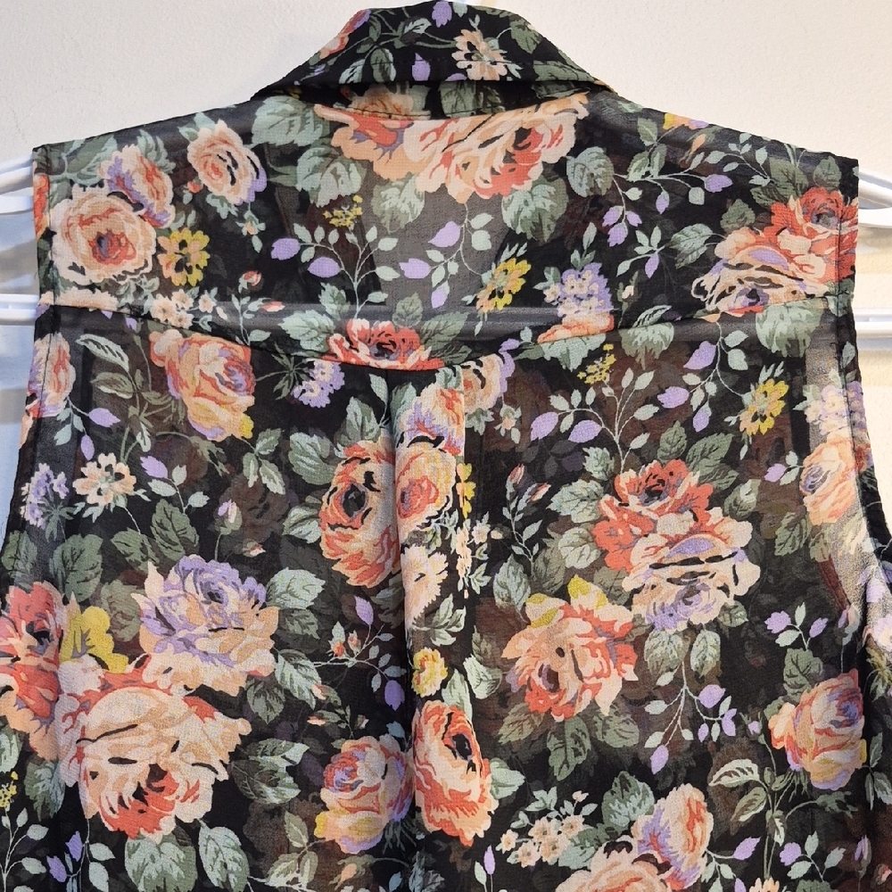 4 / $ 15🌟Source Unknown Black Floral Sleeveless Button-Front Top - Picture 6 of 8